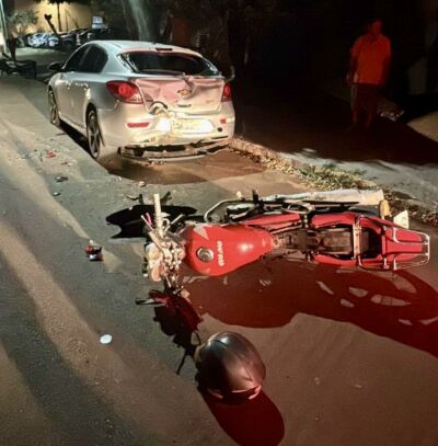 Imagem da notícia Motociclista perde controle e bate em carro estacionado no centro de Costa Rica